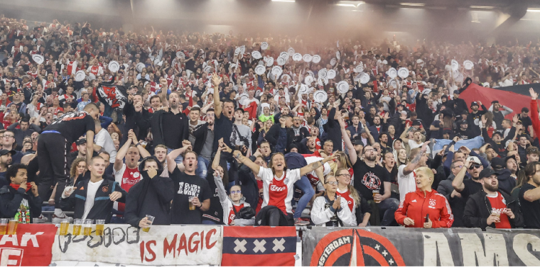 Supporters van Ajax drinken recordhoeveelheid bier weg tijdens kampioenswedstrijd